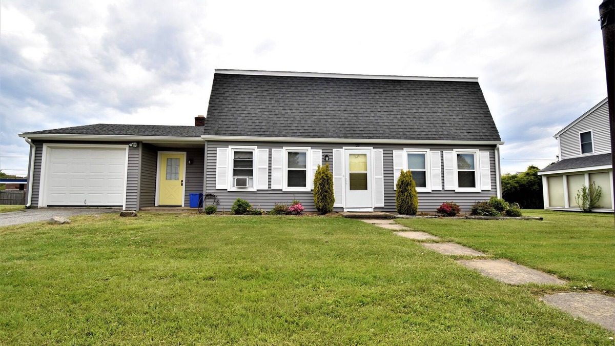 Eastward Look House | BOOK SUMMER 2026 EARLY FOR BEST DEAL!Walk to beach, large Gambrel, 4 bds, 2 bth.
