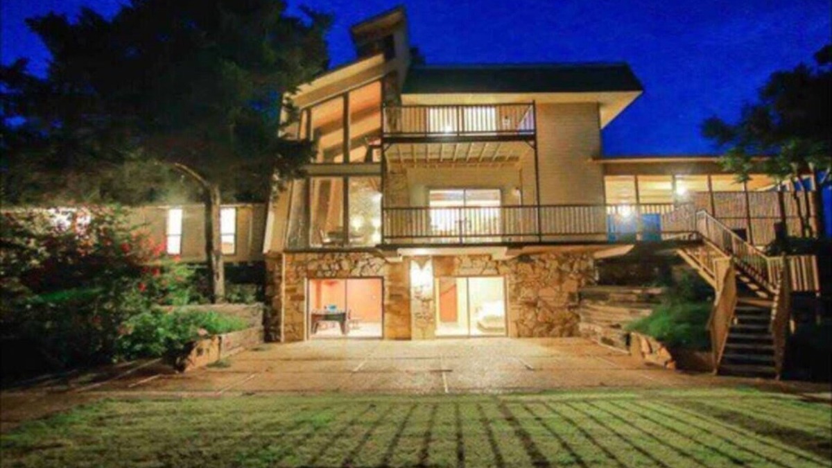Lawton Villa | Book the Lodge-Pool-hot tub 4 king,14 bed, dine 24