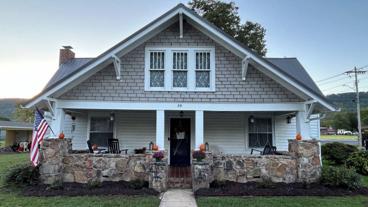 Dunlap House | Book today for your fall getaway to the beautiful Sequatchie Valley