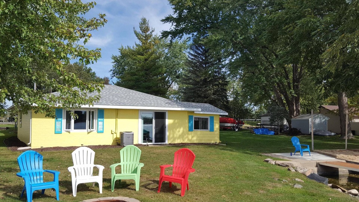 Quincy Cottage | Book your 2025 Summer Dates Now! -Pontoon for Rent-