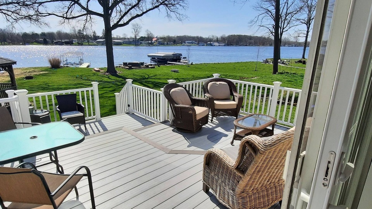 Coldwater House | Book your Fall Lake Front Vacation Now! -Pontoon for rent-