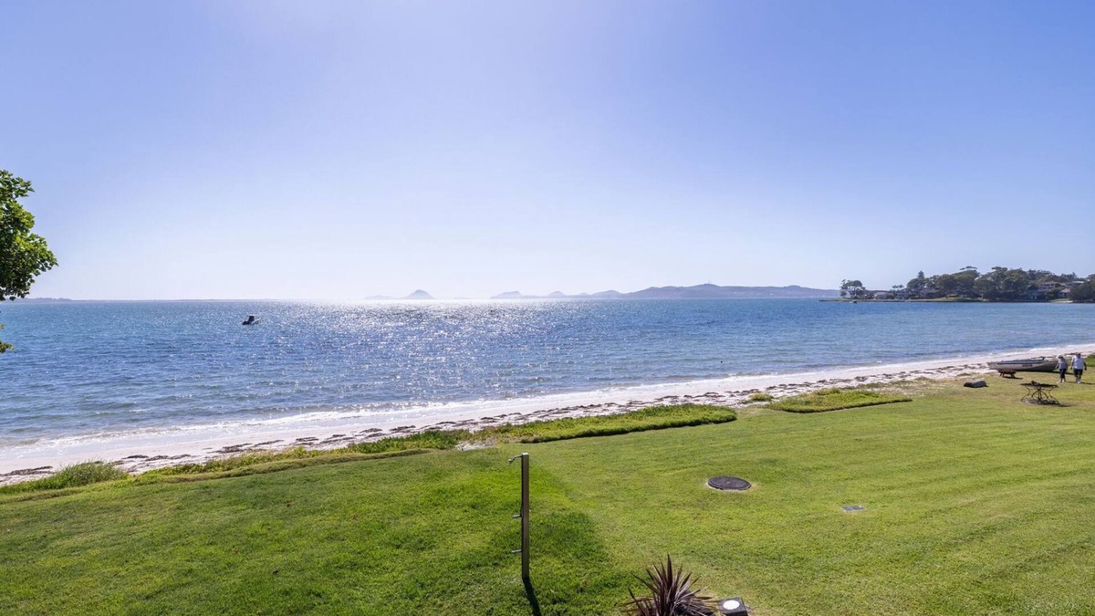 Soldiers Point Apartment | Boondelbah 4, 29 Soldiers Point Rd - waterfront bliss
