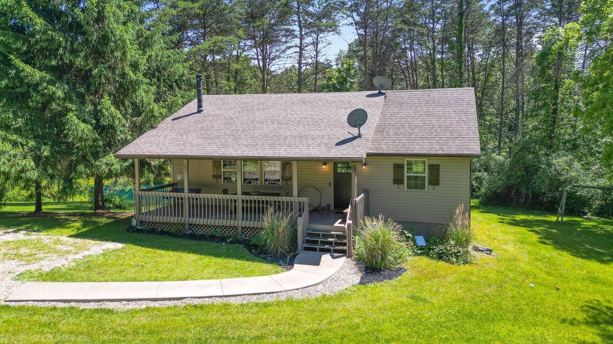 New Plymouth Cottage | Boondocks Bungalow | Hocking Hills