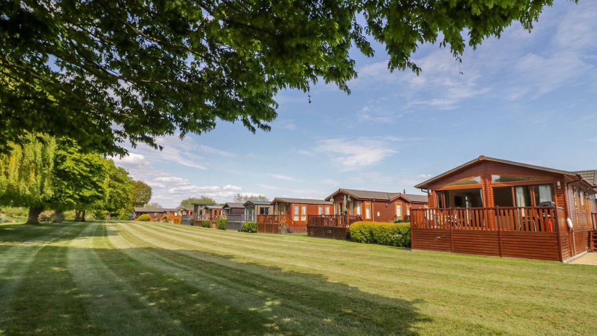 Tiddington Cottage | BOOSTER'S LODGE, pet friendly, with a garden in Stratford-Upon-Avon