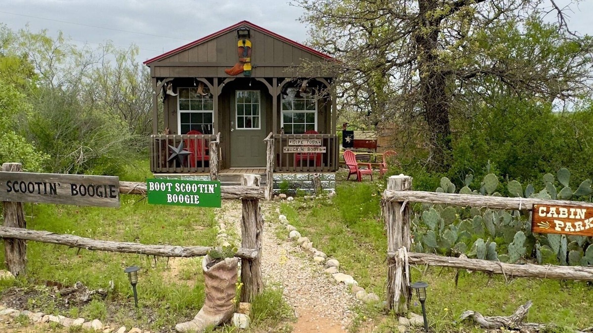 Voca Cabin | Boot Scootin Boogie - Castell Cabin - Sleeps 4
