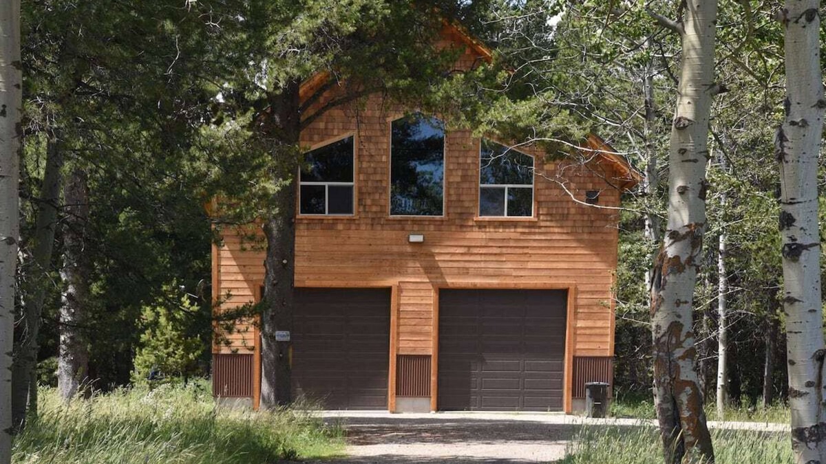 Island Park Cabin | Bootjack Bungalow~Huge Garage~ 17 Miles to Yellowstone
