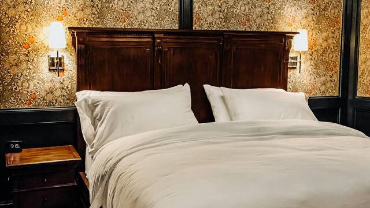 Tomahawk Hotel | Bootleggers Lodge - Florence