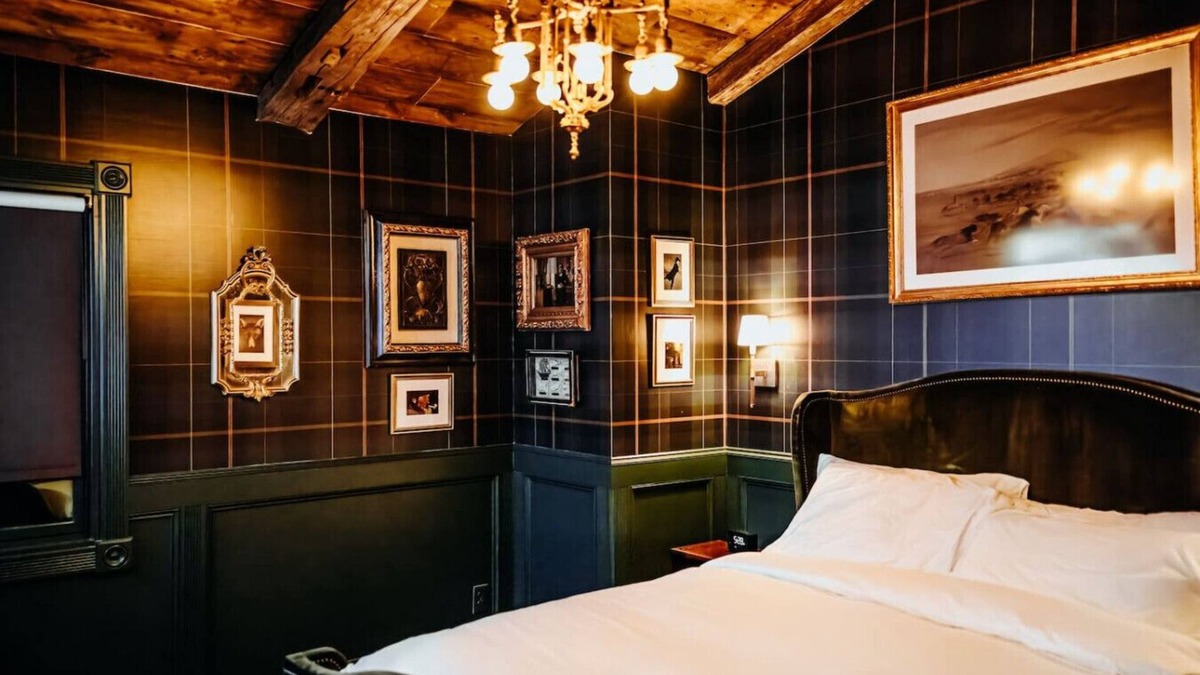 Tomahawk Hotel | Bootleggers Lodge - Marionne & Quinn