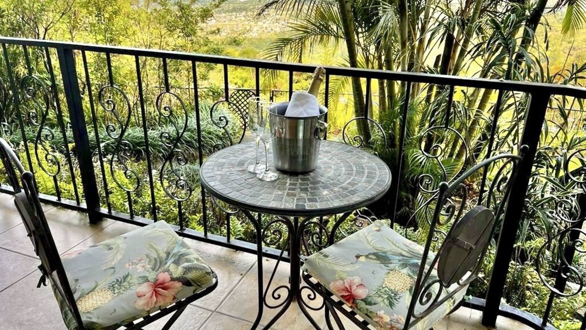 Jaramillo House | Boquete. Spectacular views, beautiful garden, king bed, modern kitchenette.