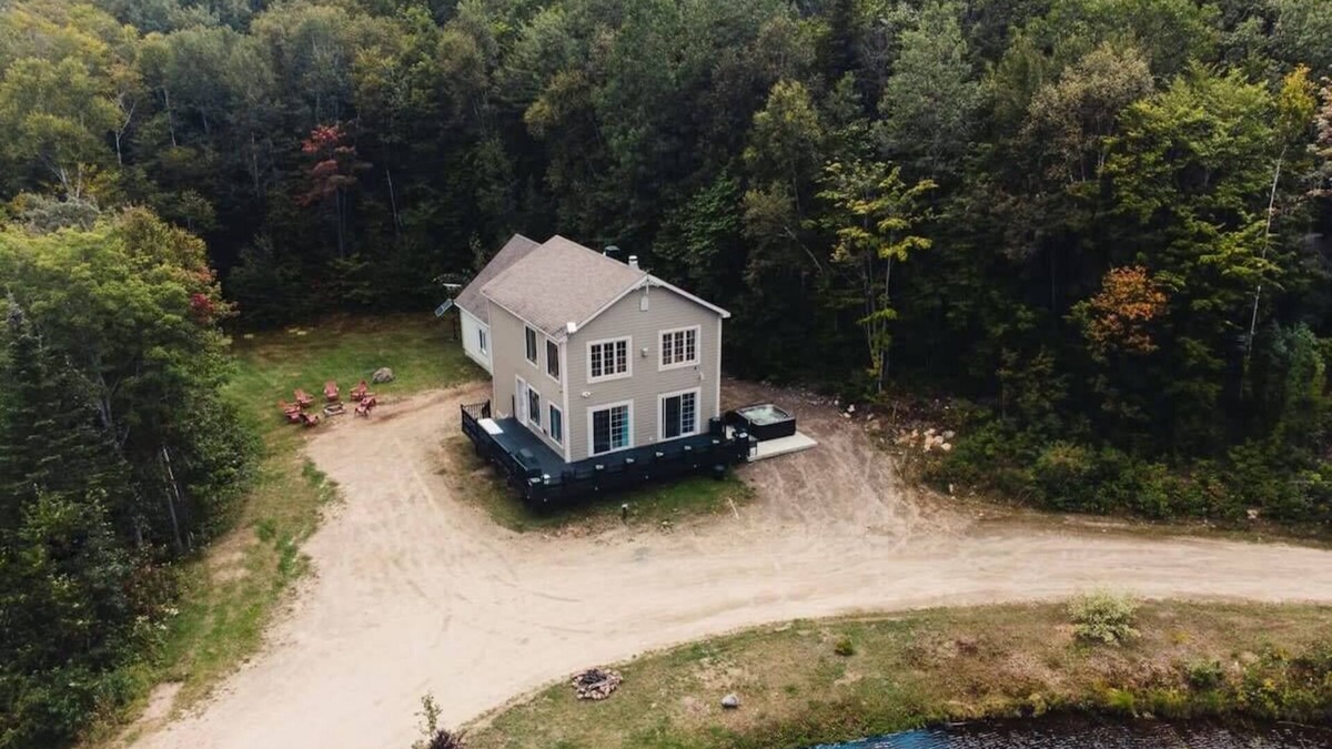 Mauricie House | Bord de l'eau, Spa, billard.