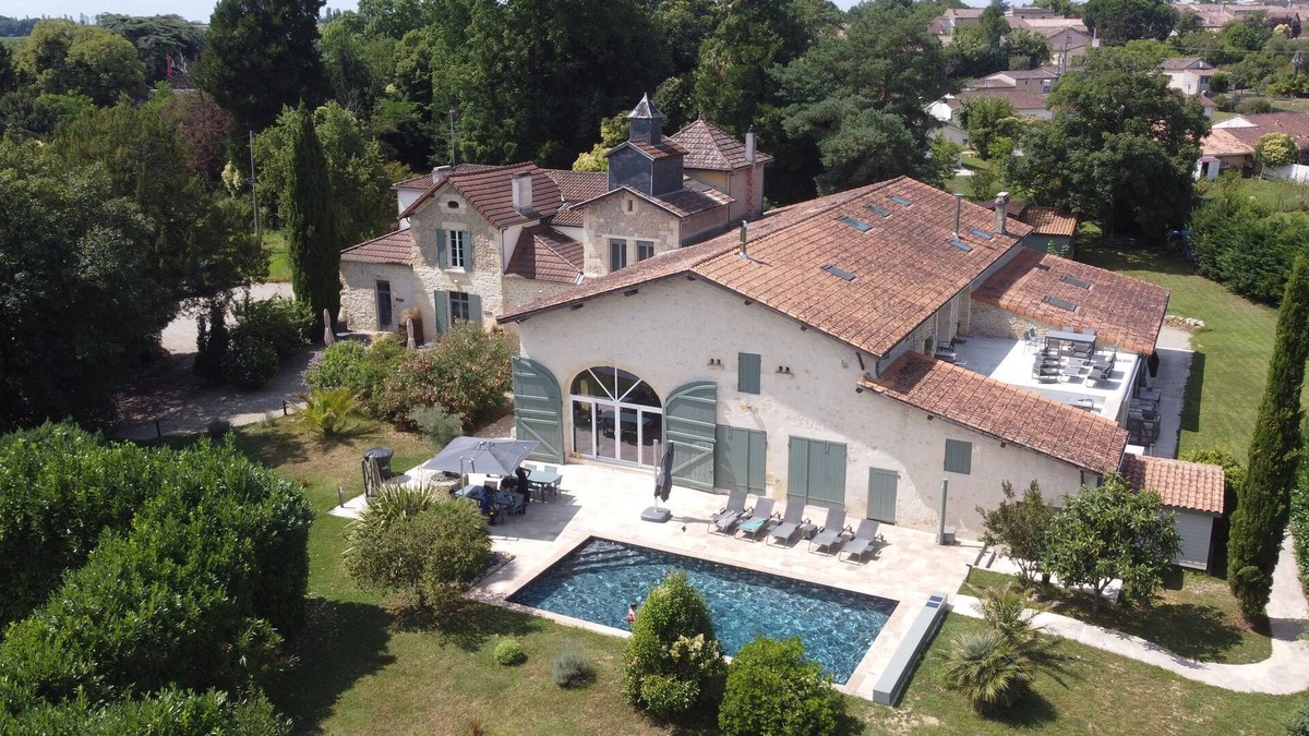 Sauveterre-De-Guyenne Cottage | Bordeaux Villa with heated pool and Jacuzzi, 9 rooms/19 persons