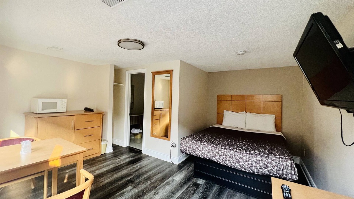 Angus Hotel | Borden Inn & Suites