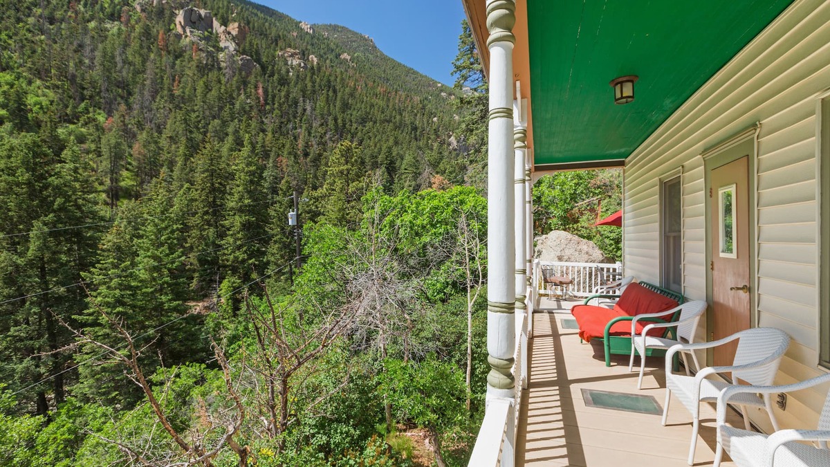 Manitou Springs House | Borders Manitou Incline, Barr Trail, Cog Railway, Creek~Private Drive~HOT TUB!