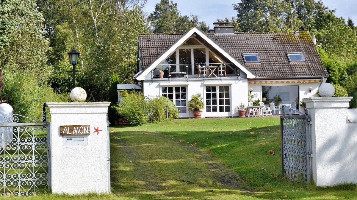 Bosau Apartment | BOSAU: Holiday apartment on the Großer Plöner See lake property, lake view, pool table