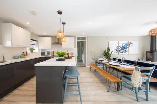 Bosham House | Bosham 3 BR Beach House with Garden & Playhouse