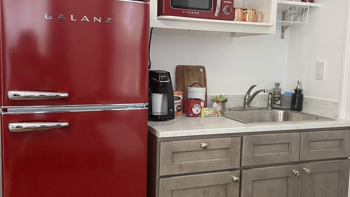West Roxbury Apartment | Boston Cozy studio Apt. near Train&Buses ,Parking included