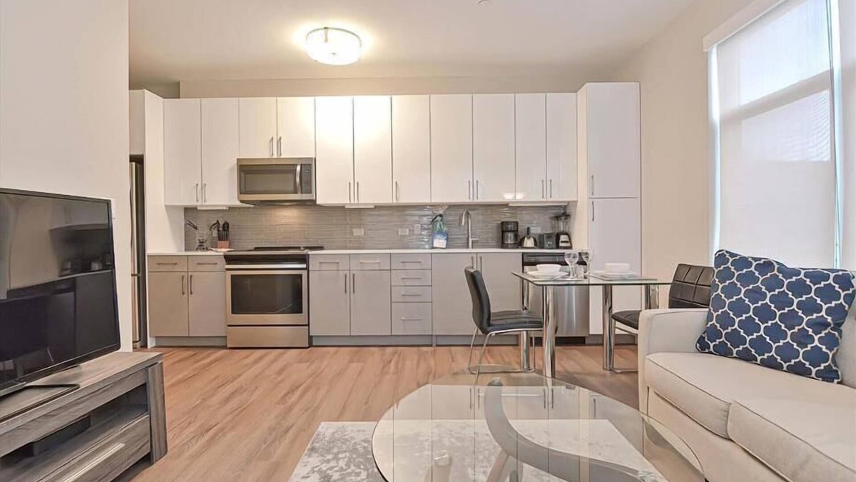 Central-Maverick Square - Paris Street Hotel | Boston Pier 1 BR | Close to Airport | Workspaces