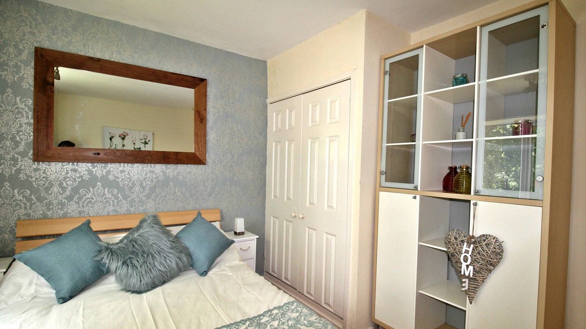 Doncaster Apartment | Boswell - Large Balcony Apartment & Parking - Close to Town & Racecourse