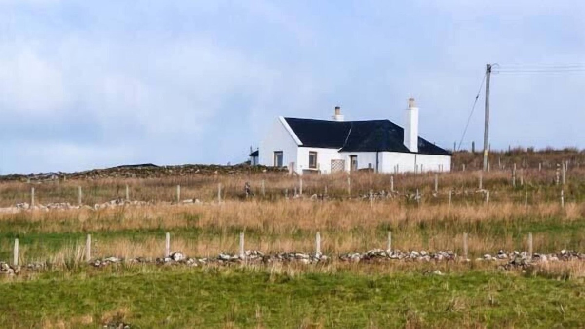 Bornesketaig Cottage | BOTHAN AONGHAIS, character holiday cottage, with open fire in Uig