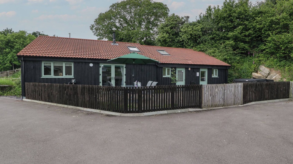St. Brides Netherwent Cottage | BOTTOM LODGE, pet friendly, with hot tub in Penhow