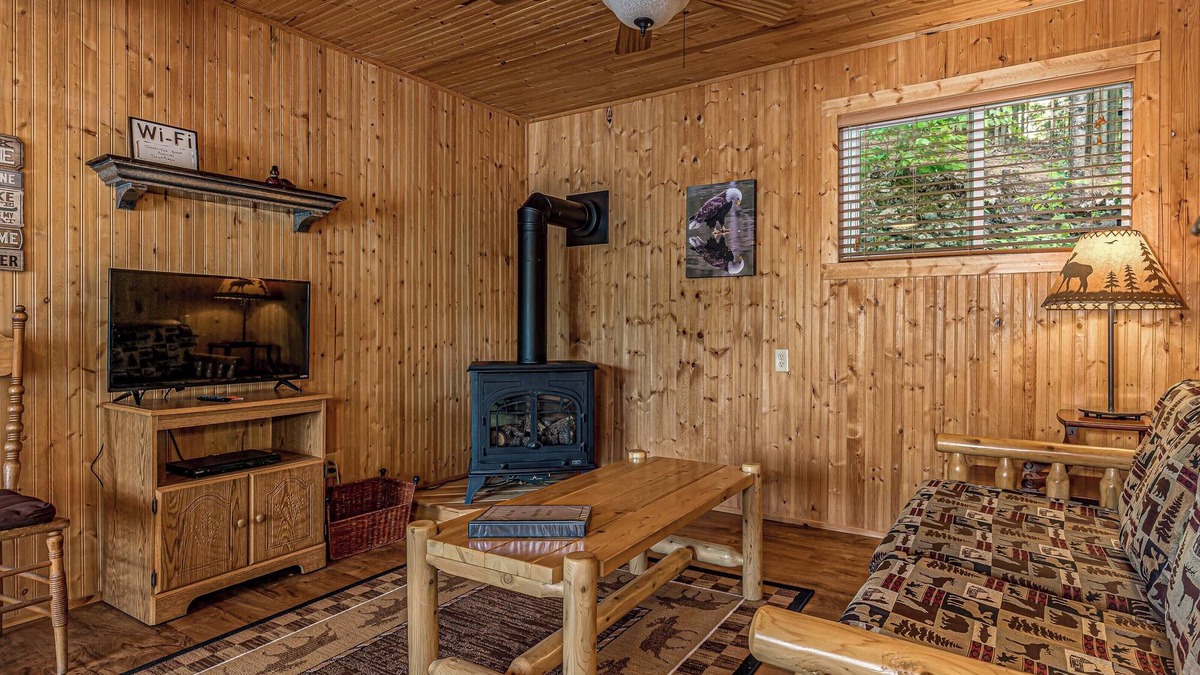 Minocqua Cabin | Bouchard Shores Resort on Lake Tomahawk - Pinewood Cabin