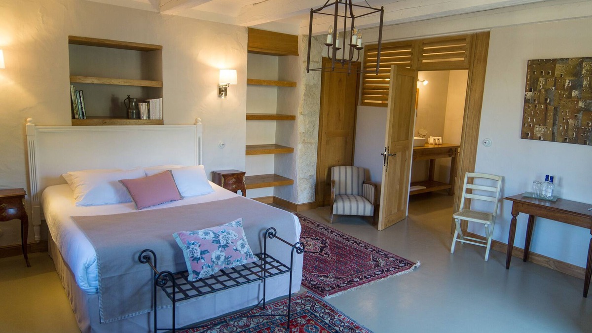 Saint-Maime-de-Pereyrol Bed & Breakfast | Bougainvillea room in Dordogne, with swimming pool and independent access.