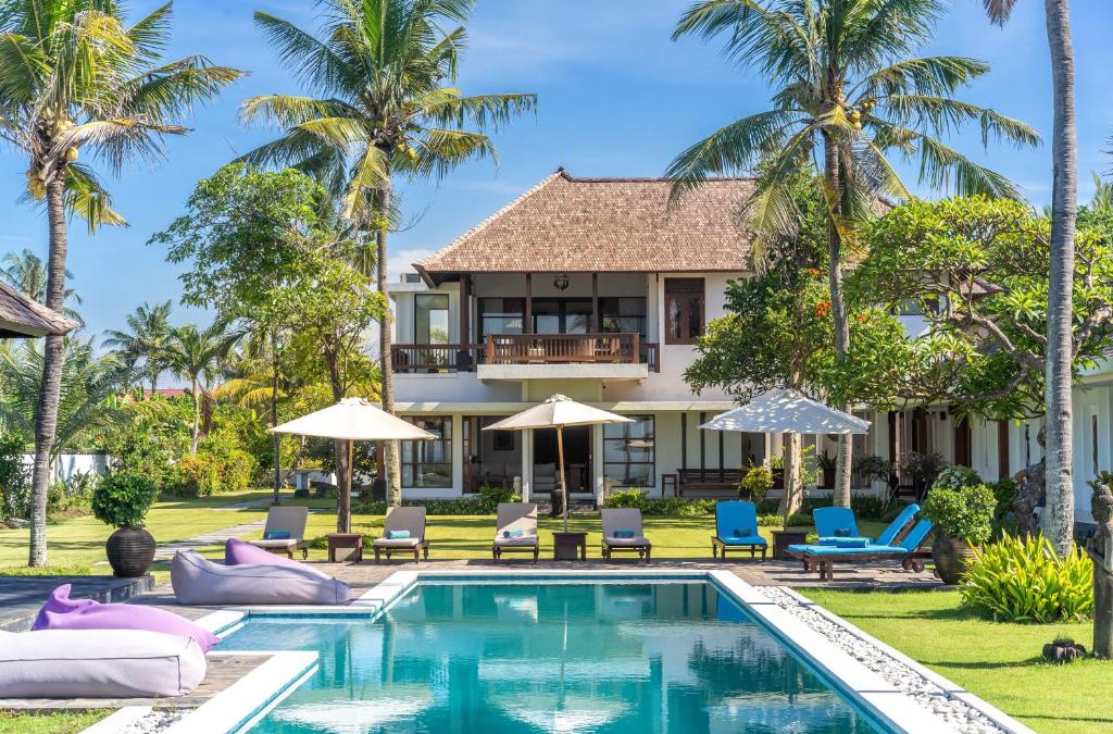 Banjarangkan Villa | BougainVilla - Oceanfront villa with Cook, ideal for Weddings and Events