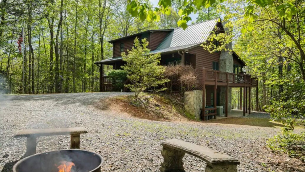 My Mountain Cabin | Boujee Bear Lodge - A peaceful cabin getaway!