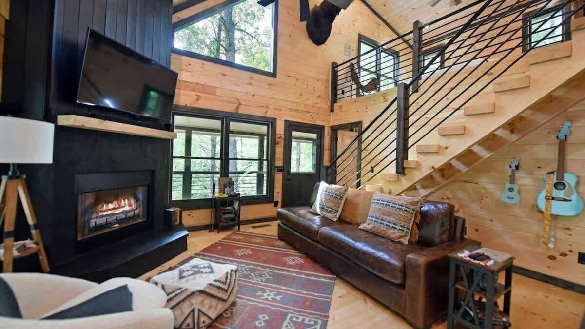 Cherry Log Cabin | Boujee Moose -new, hot tub, dog friendly, fire pit