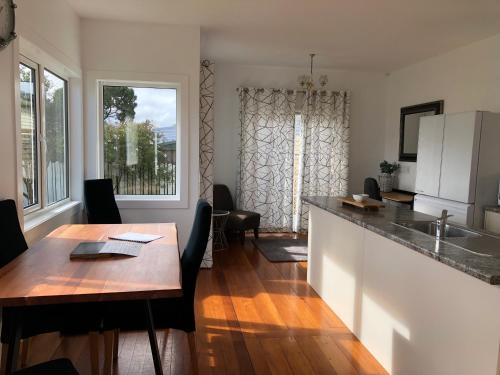 Lower Hutt Villa | Boulcott charming 3brm home away from home