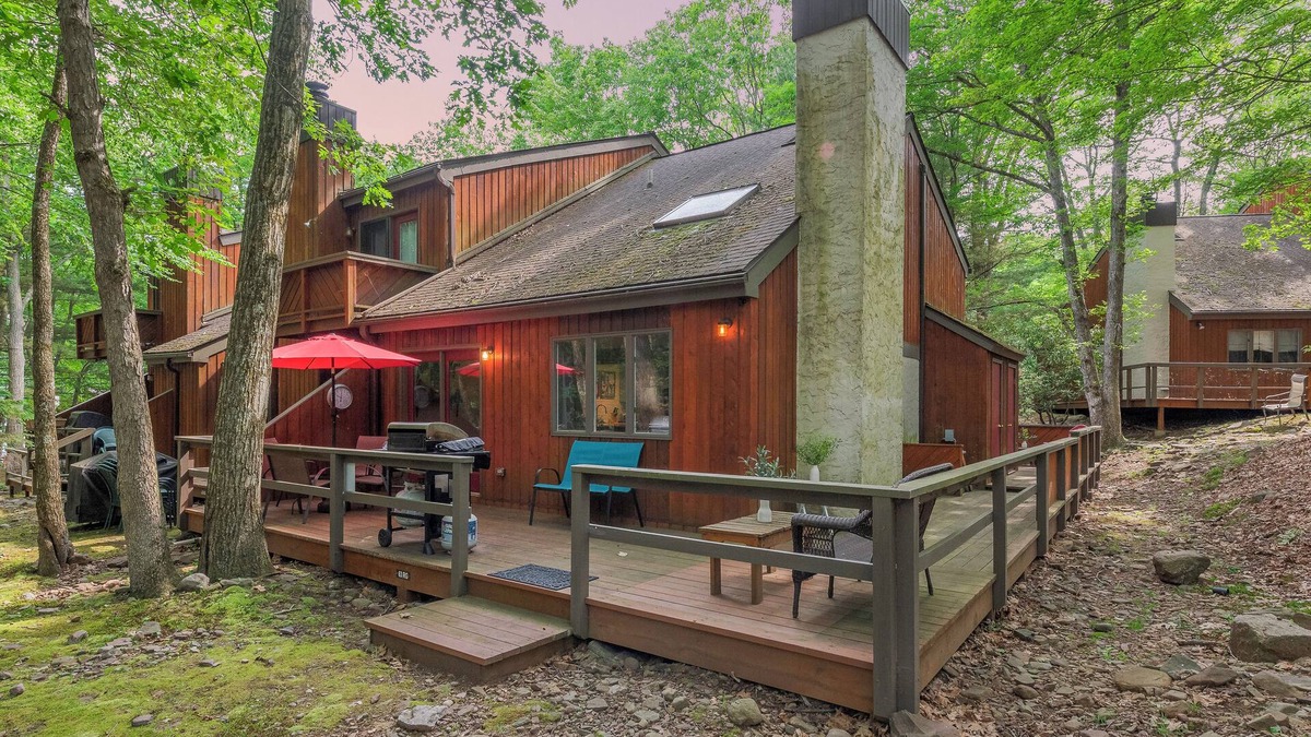 Lake Harmony House | Boulder Pointe by AvantStay | Deck & Forest Views, Boulder Lake Club Passes