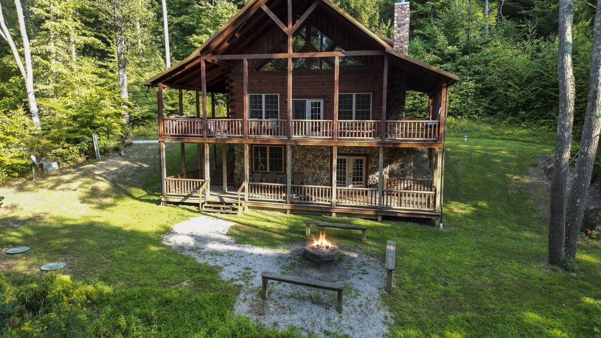 Rockbridge Cabin | Boulder Ridge, hot tub, WiFi, firepit, grill