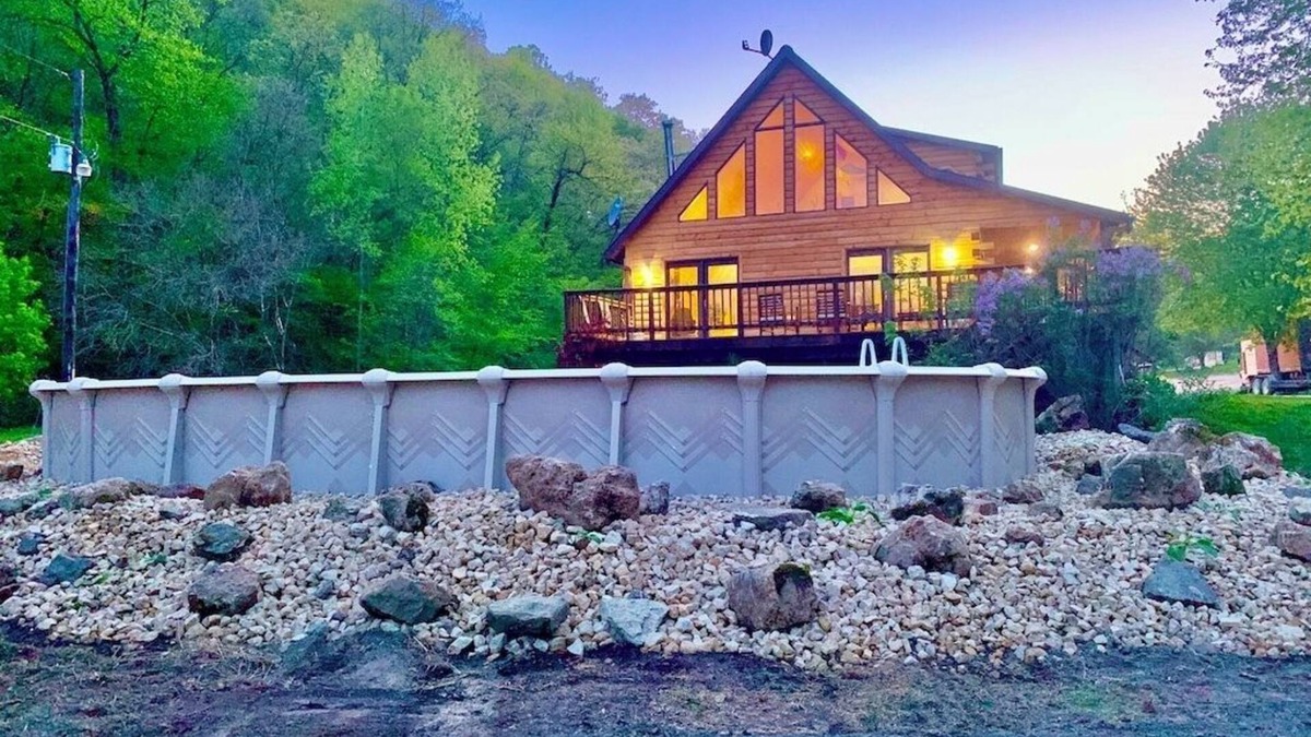 Lansing Cabin | Boulder Run Log Cabin w/Hot Tub and Pool
