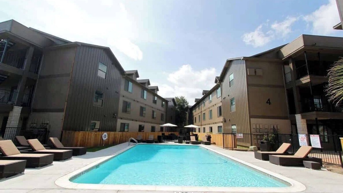 Riverside Apartment | Boulevard Stays 8 mins to Downtown King Bed Pool, Parking Gym 04