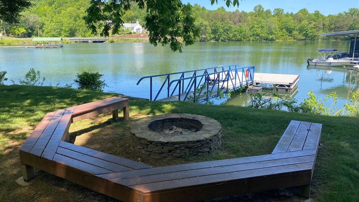 Hiawassee Hotel | Boundary Waters Resort & Marina