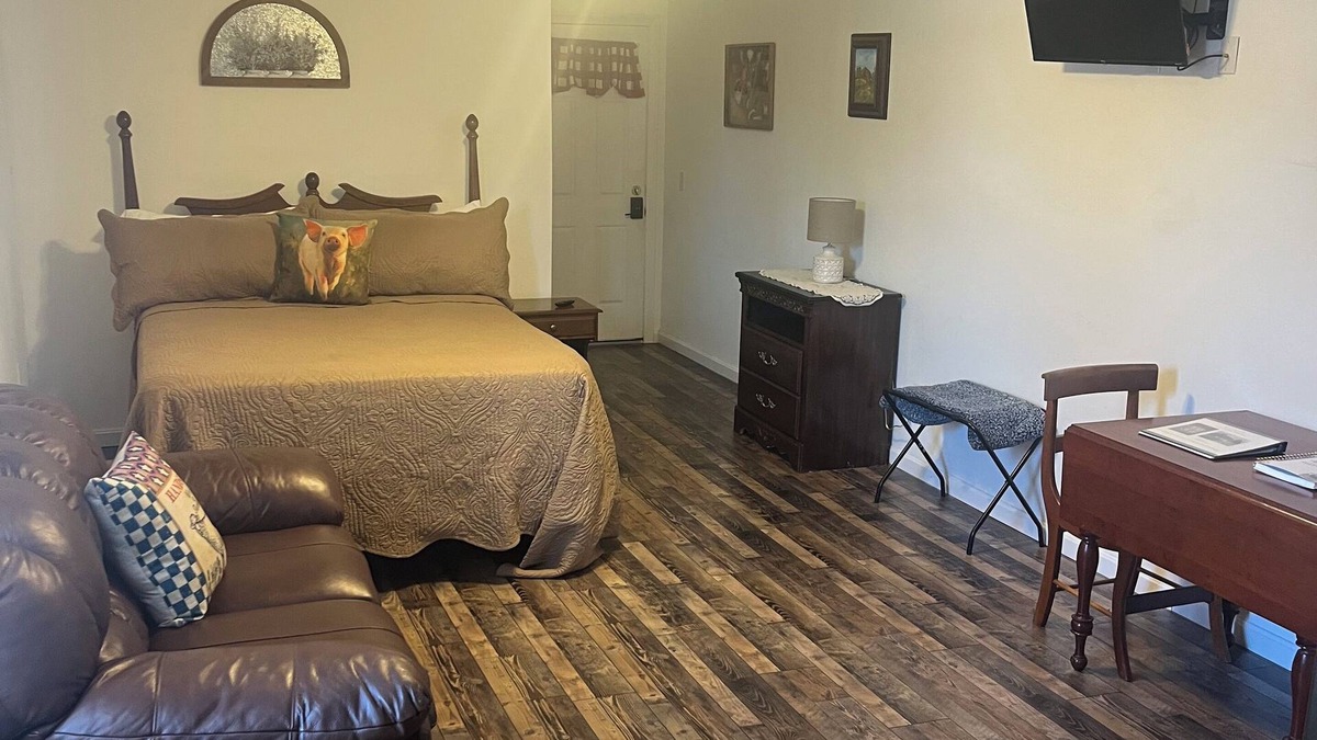 Bardstown Apartment | Bourbon Oak Hideaway 1 - Charming Studio Apartment on the Bourbon Trail -