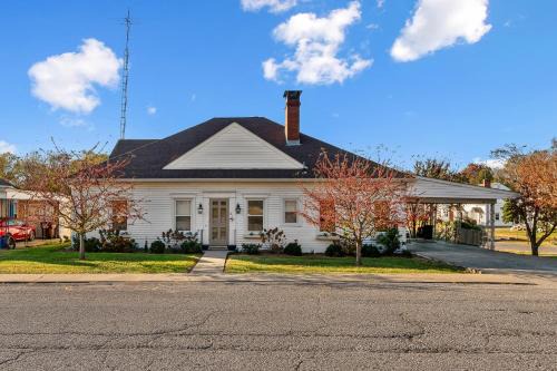 Springfield House | Bourbon Trail Fall Stay Hot Tub 3 King Suites in Kentucky