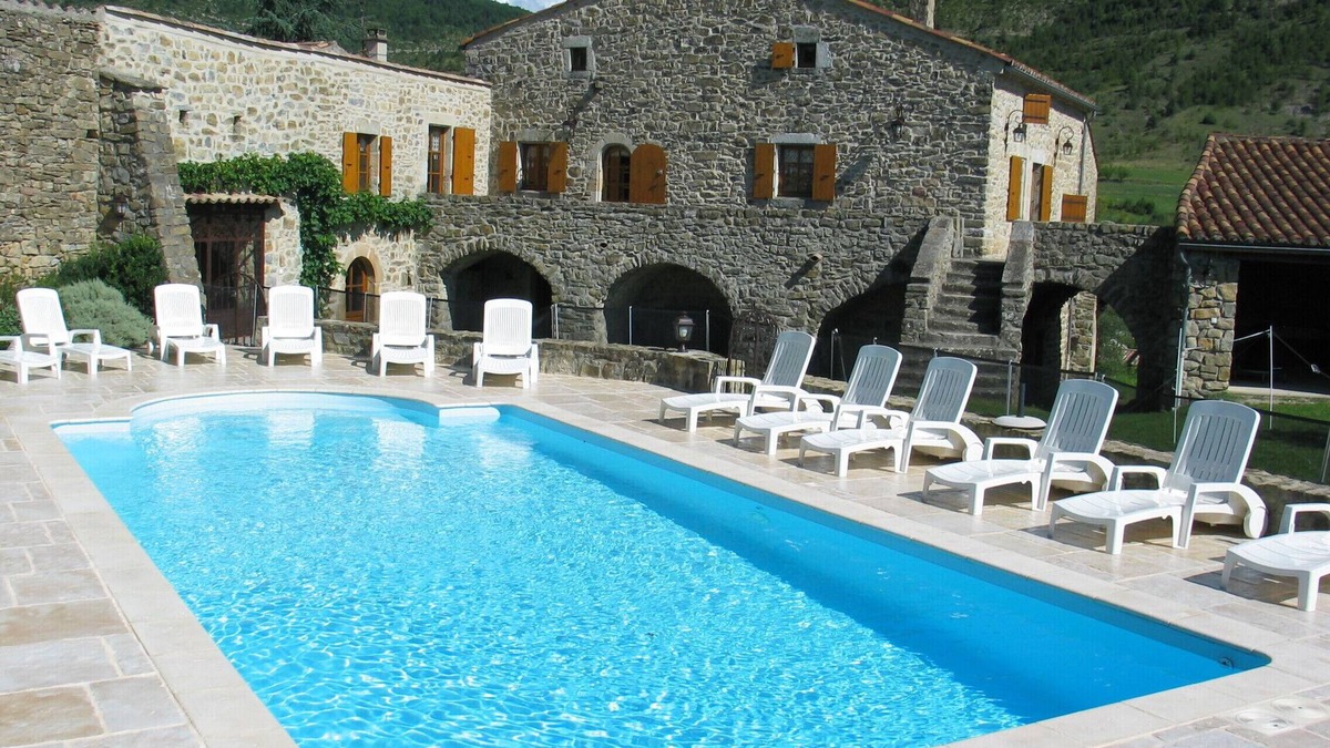 Vesseaux House | BOURGEOIS HOUSE 10 PEOPLE, LARGE PRIVATE POOL, PROPERTY OF 3500 m2