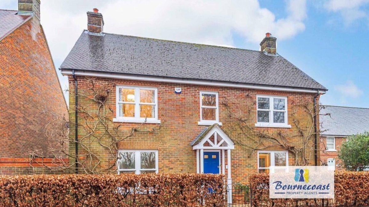 Bournemouth House | BOURNECOAST: Beautiful family home with garden and parking by the river - HB1522