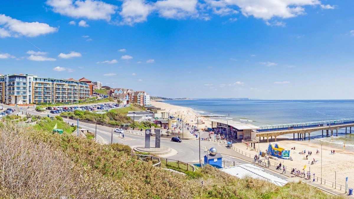 Canford Cliffs House | BOURNECOAST: MODERN FAMILY HOME IN A GOOD LOCATION NEAR BEACH AND SHOPS - HB9556