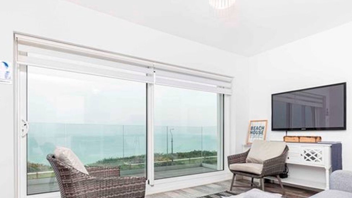 Southbourne Apartment | BOURNECOAST: Modern flat with BALCONY, INCREDIBLE SEA VIEWS and PARKING - FM8497