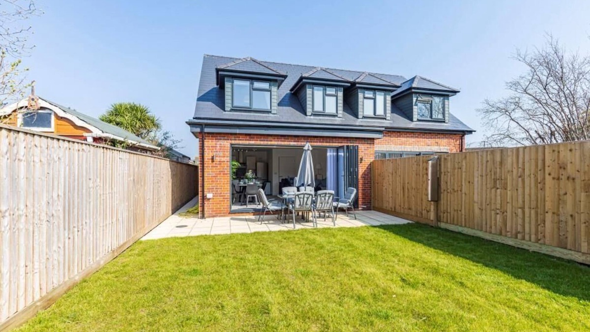 Christchurch House | BOURNECOAST: PRIMROSE COTTAGE - 3 BEDROOM HOUSE WITH GARDEN - WIFI - HB6332