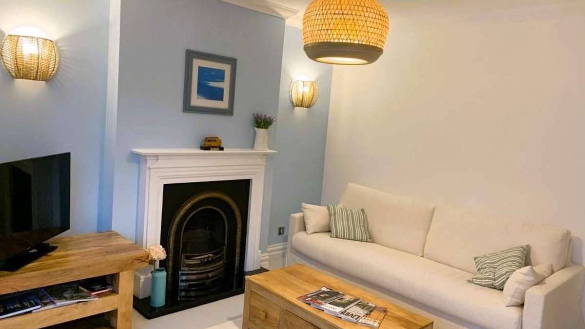 Boscombe Apartment | BOURNECOAST - STYLISH TWO BEDROOM APARTMENT IN A GOOD LOCATION - Wi-Fi - FM9560