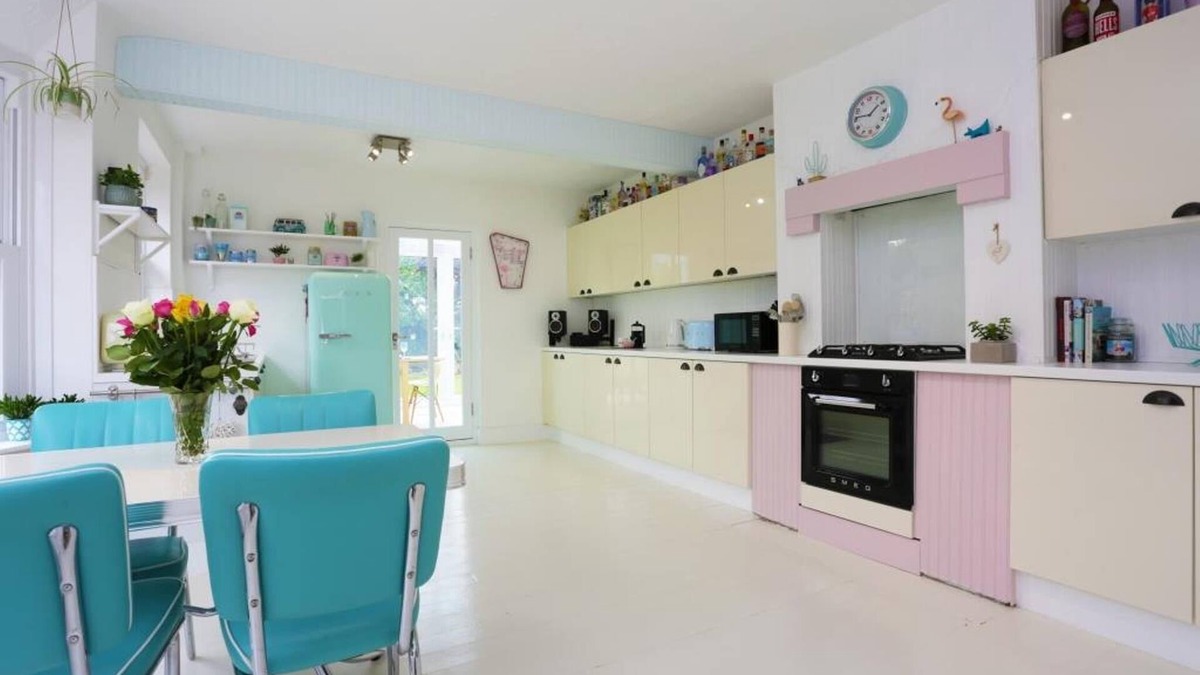 Southbourne House | BOURNECOAST: STYLISH INTERIOR - 1950 RETRO THEME - GARDEN - CONSERVATORY -HB7352