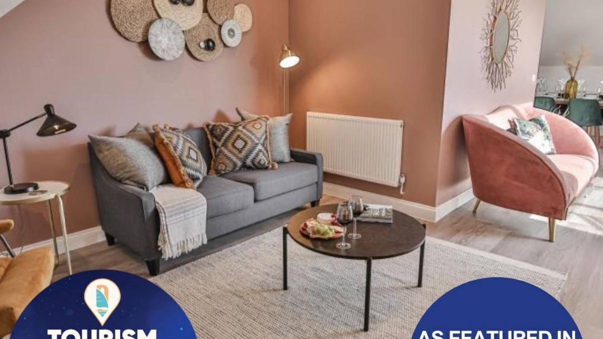 Southbourne Apartment | BOURNECOAST: STYLISH FLAT- BALCONY/SEA VIEW- PARKING- 10 MIN WALK TO BEACH- 8407