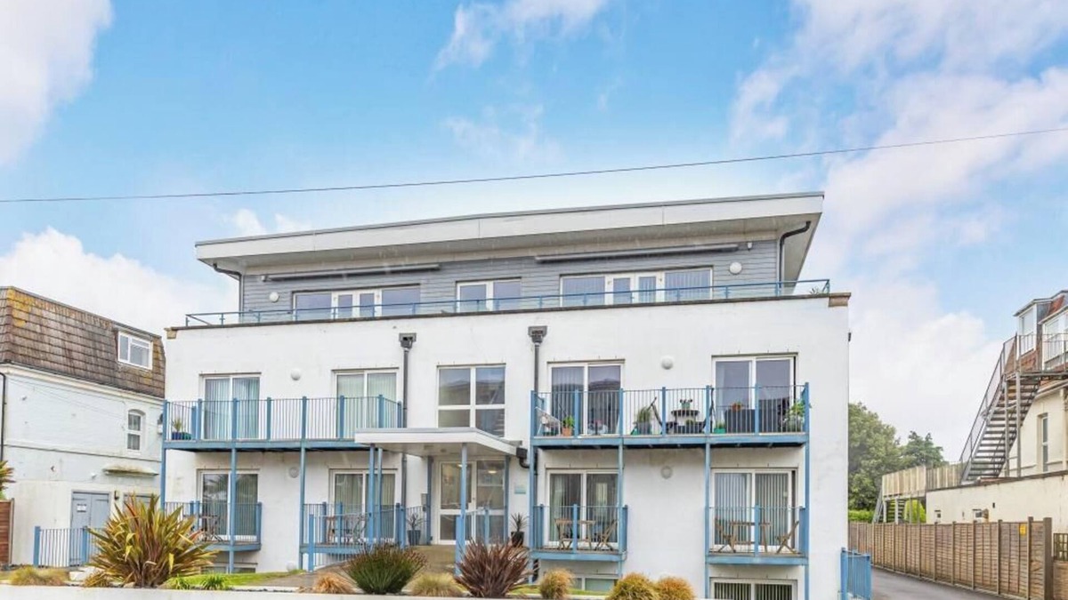 Southbourne Apartment | Bournecoast: Stylish flat - Two Balconies with Sea Glimpses - Parking - FM9625