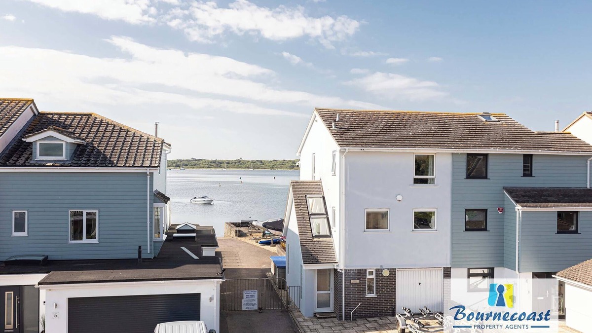 Mudeford House | Bournecoast: Three bedroom townhouse with garden and harbour views - HB9602