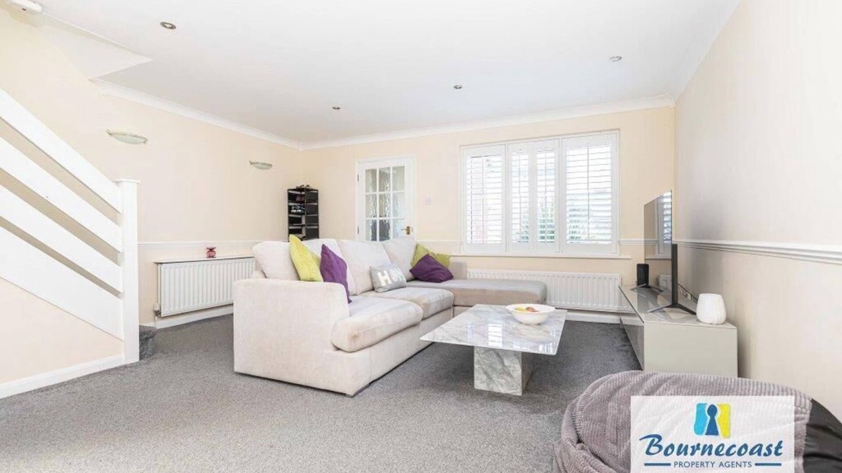 Mudeford House | Bournecoast: Three Bedroom Family Home with Parking/Garden in Mudeford - HB9617