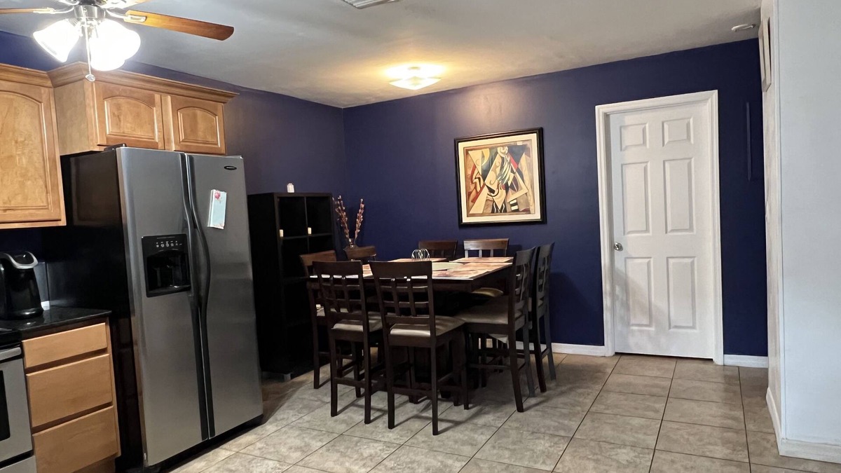 Highland Garden Villa | Boutique 2b/1b 5 Min to the beach, Netflix, W/D, Gated, Walk to restaurants