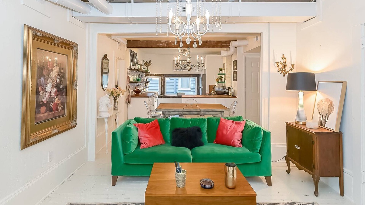 Southmoreland Apartment | Boutique Apartment - Walk to Westport, Plaza, Restaurants & Streetcar in 10/25!